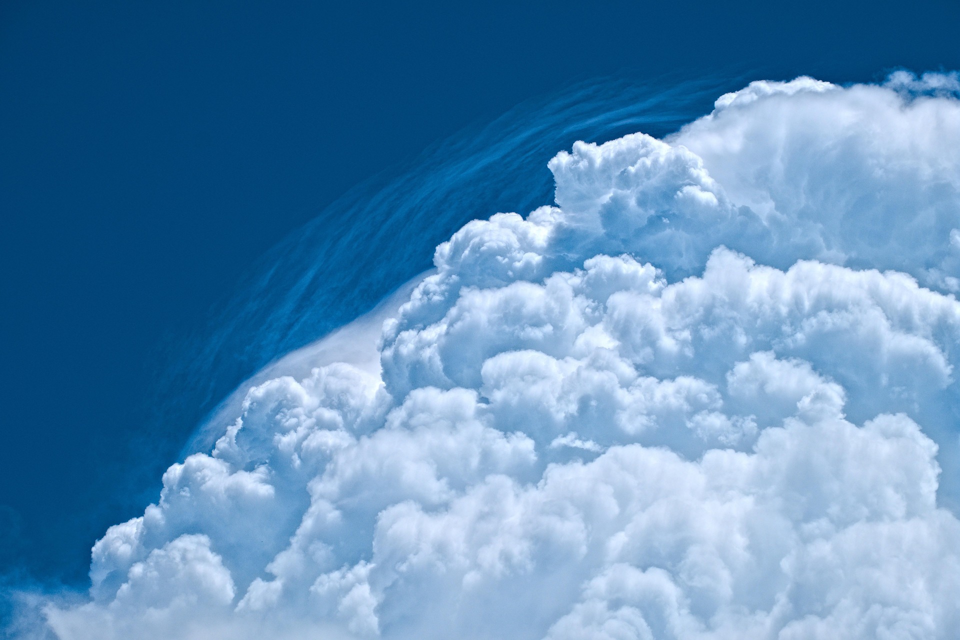 Positives Wetter mit blauem Himmel und Wolken